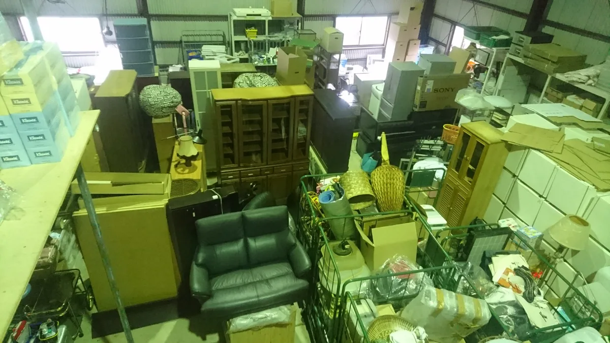 倉庫・物置に保管された家具や家電のリユース品